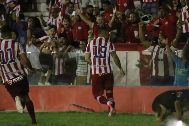 13ª rodada - 21/7
Náutico 1x0 Treze
Após o triunfo no Ceará, o Timbu precisava engatar uma sequência de bons resultados. E no sufoco, a segunda vitória seguida veio, com um gol de Rafael Oliveira, aos 34 minutos do segundo tempo. O atacante começava a cavar seu lugar como titular.