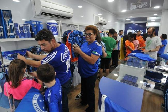 Caravana do Cruzeiro em Conselheiro Lafaiete, com a presena de Ronaldo Fenmeno. Milhares de torcedores cruzeirenses compareceram ao Parque de Exposies Tancredo Neves para prestigiar o evento oficial do clube