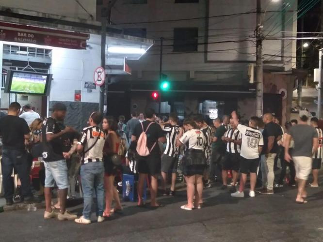 Torcedores do Galo comemoram classificao  final da Copa do Brasil no Bar do Salomo, tradicional reduto atleticano de Belo Horizonte