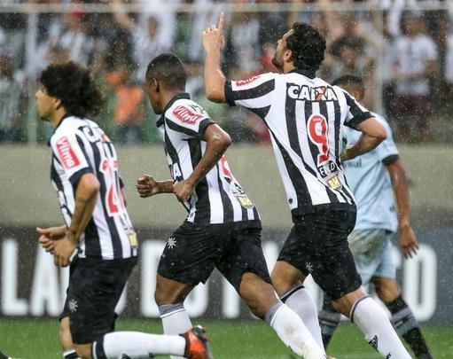 DEZEMBRO: no dia 23 de dezembro, pela manhã, o Atlético anunciou a rescisão amigável com Fred. Poucas horas depois, o atacante foi anunciado como reforço do Cruzeiro. Na rescisão, o jogador assinou uma cláusula que, em caso de ida para a equipe celeste, pagaria R$ 10 milhões ao Galo. O Cruzeiro já assumiu a dívida de Fred, mas aguarda posicionamento do departamento jurídico para saber se terá mesmo que pagar o valor ao Alvinegro.