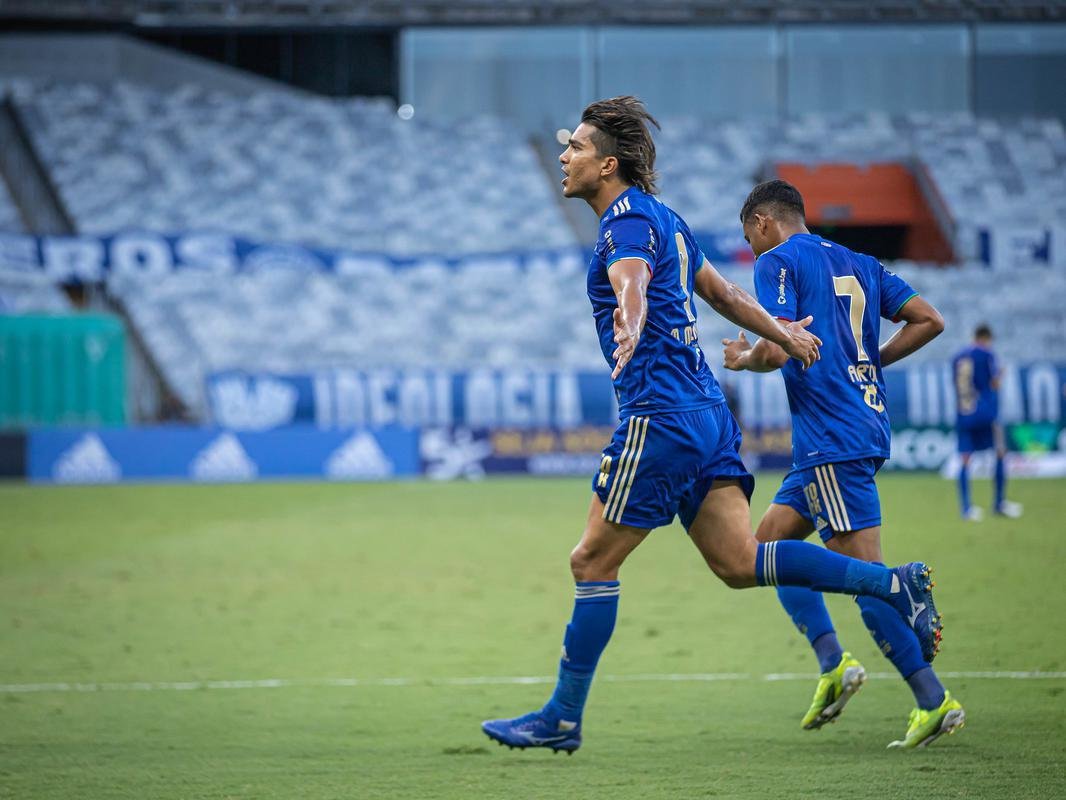 Cruzeiro estreou novo uniforme do centenrio na vitria por 1 a 0 sobre o Athletic, no Mineiro, pelo Mineiro. Verso  completamente azul, fugindo  tradio do clube de ter o calo e os meies brancos.