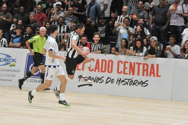 Jogo festivo e solid�rio reuniu craques do futsal mineiro em BH