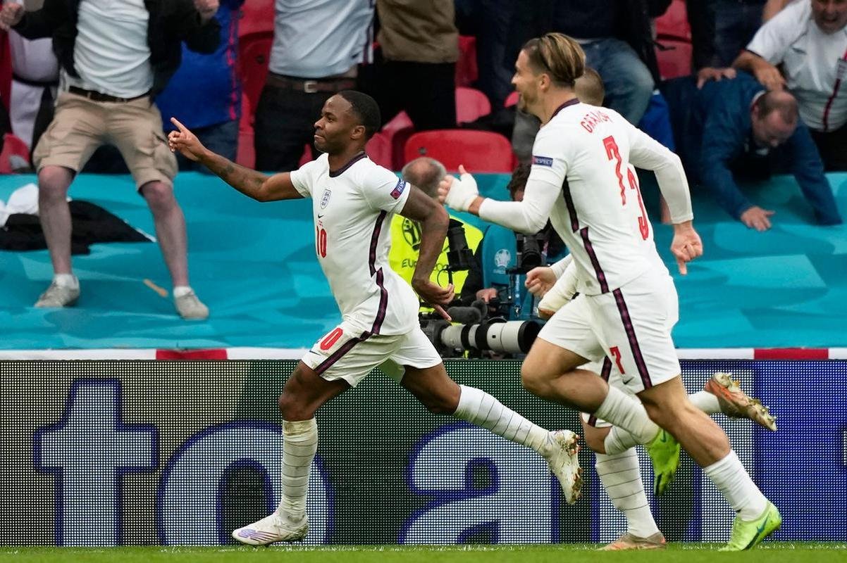 Fotos do gol de Sterling, da Inglaterra, sobre a Alemanha, em Wembley. Ingleses venceram por 2 a 0 e avanaram s quartas de final da Eurocopa
