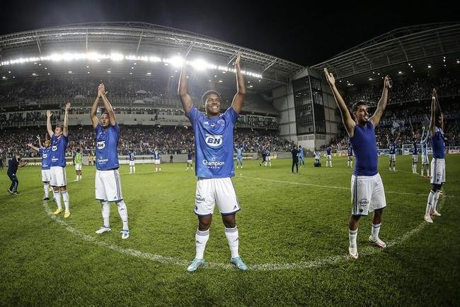 O Cruzeiro voltou ao Independncia, em BH, aps um turno completo da Srie B e goleou o Nutico por 4 a 0. Os cruzeirenses que foram ao estdio festejaram o resultado com os jogadores. 