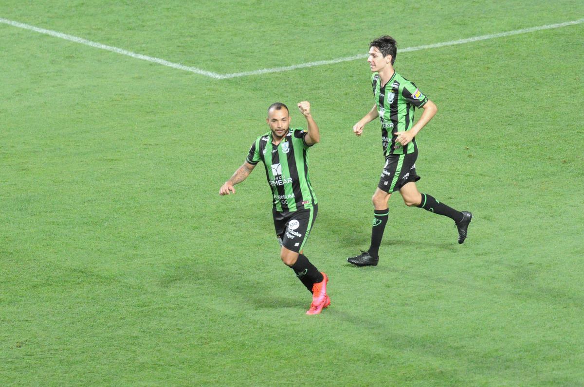 Rodolfo, de pnalti, marcou o terceiro gol do Amrica sobre a Ponte Preta