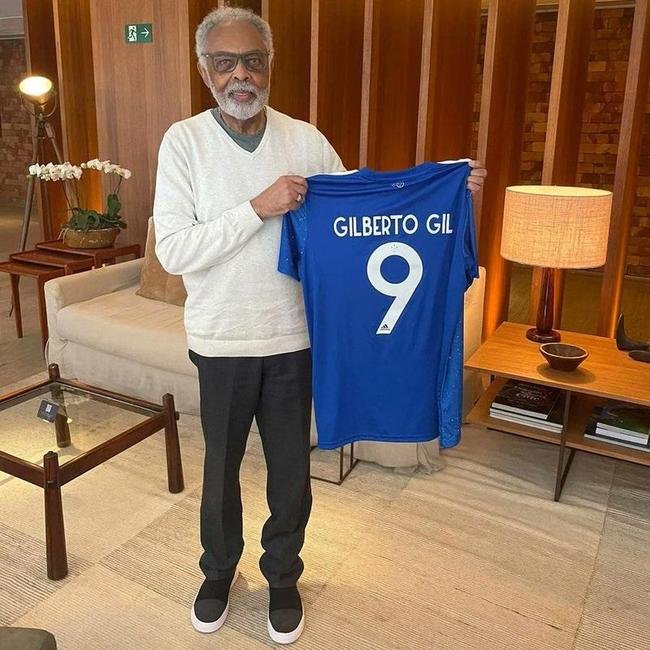 Gilberto Gil ganhou camisa do Cruzeiro