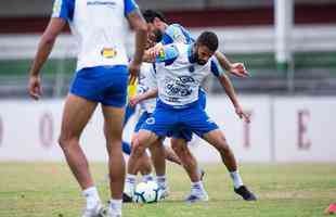 Jogadores do Cruzeiro treinaram nesta tera-feira nas Laranjeiras, estdio do Fluminense, no Rio de Janeiro. Adilson Batista pode promover entradas de Ezequiel e Fred ao time diante do Grmio, na quinta-feira.