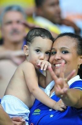 Torcida do Cruzeiro compareceu em grande nmero ao Mineiro e fez muita festa