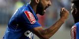 Bruno Rodrigo, de cabea, marcou o gol da vitria do Cruzeiro depois de falta cobrada por Arrascaeta: 3 a 2