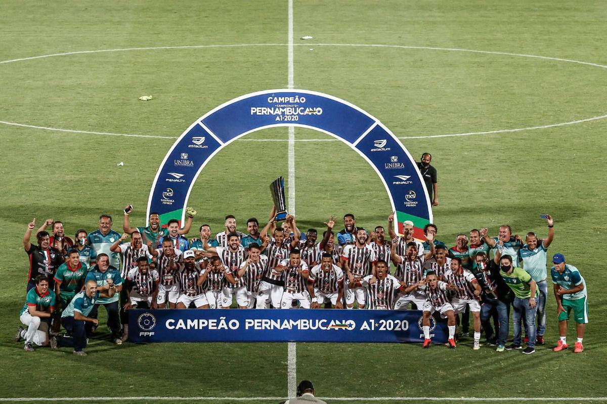 Após empatar em 0 a 0 contra o Santa Cruz, no Arruda, o Salgueiro bateu a Cobra Coral nos pênaltis e garantiu o primeiro título Estadual para o interior pernambucano