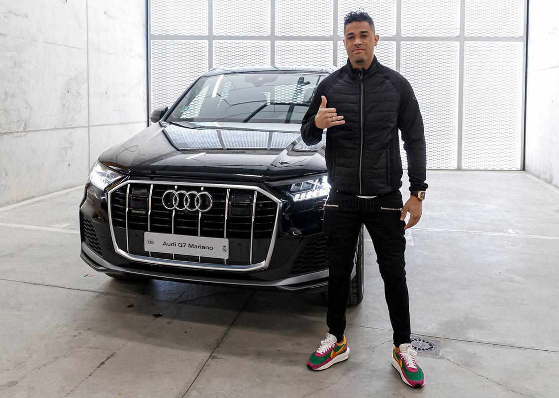 Jogadores do Real Madrid receberam, nesta segunda-feira, carros de presente de uma montadora alem; veja as mquinas!