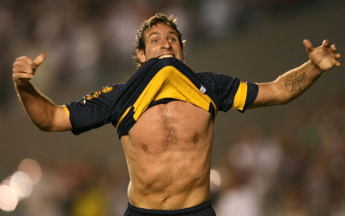 Palermo (07/11/1973) - outro grande dolo do Boca, encerrou a carreira no prprio clube, em 2011. Ele  o maior artilheiro da histria xeneize, com 237 gols em 405 partidas. Entre os 14 ttulos conquistados com a camisa azul e amarela esto duas Copas Libertadores (2000 e 2007) e um Mundial de Clubes (2000). No jogo contra o Cruzeiro, no Mineiro, o centroavante marcou o segundo gol do Boca, em finalizao precisa de cabea, no ngulo direito do goleiro Fbio.