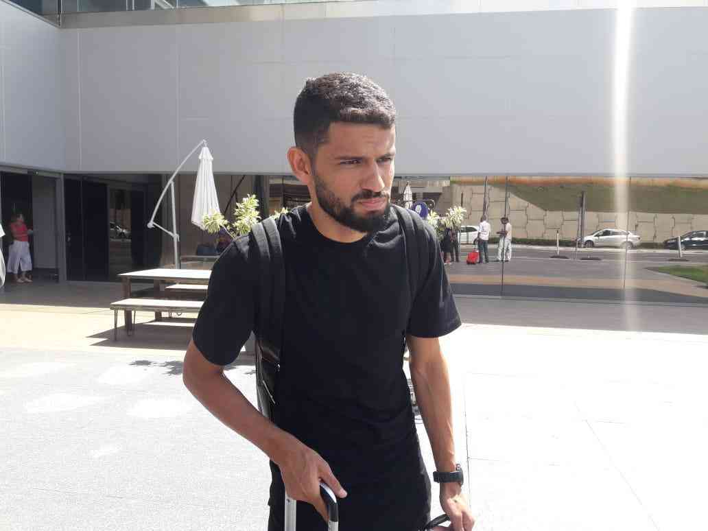 Volante Jadson, de 25 anos, chega a BH para assinar contrato com o Cruzeiro