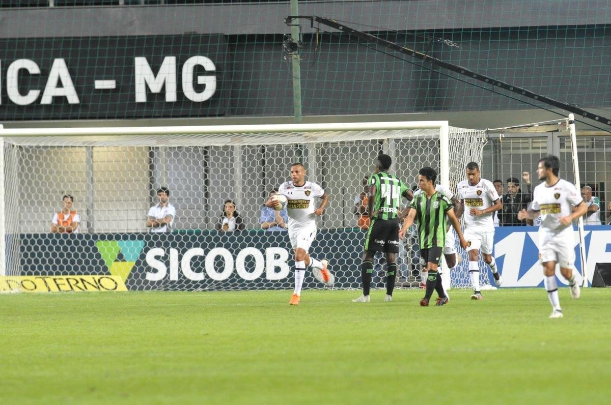 Sport virou no final, com Guilherme, de pnalti, e Hyuri em contragolpe fatal: 2 a 1 para o Leo