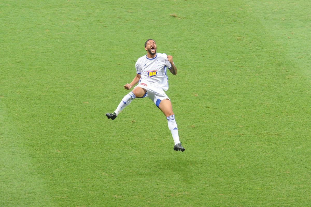 Fotos do jogo entre Cruzeiro e Ponte Preta, no Mineiro, em Belo Horizonte, pela 12 rodada da Srie B do Campeonato Brasileiro