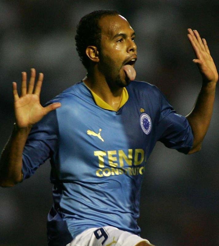 Novamente, um terceiro uniforme foi lançado no segundo semestre daquele ano. A camisa tinha dois tons de azul, com cada metade de uma cor. O escudo usado foi o fechado, com demais detalhes em dourado.