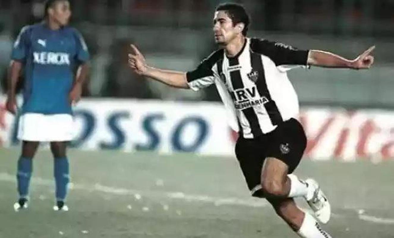 No primeiro jogo da final do Mineiro de 2007, o Atltico goleou o Cruzeiro no Mineiro 4 a 0. Alm do placar elstico, a partida ficou na histria pelo emblemtico gol de costas sofrido por Fbio em chute de Vanderlei