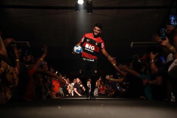 Festa de lançamento dos novos uniformes contou com a presença de jogadores e show de Paralamas de Sucesso