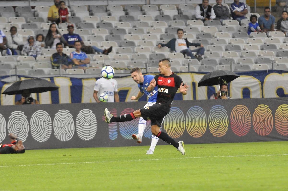 No segundo tempo, Fred marcou duas vezes e ampliou vantagem do Cruzeiro para 3 a 0