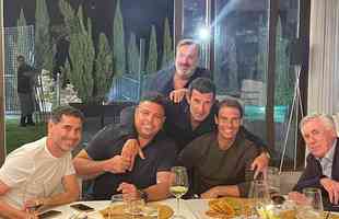Jantar de Ronaldo em Madri com técnico Carlo Ancelotti, campeão espanhol pelo Real Madrid, e famosos, como Figo, Hierro e Nadal