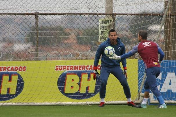 Goleiro Fbio vai a campo sob superviso de preparador Robertinho