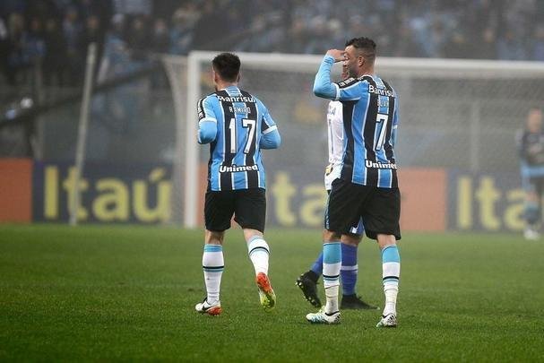 Sob forte neblina em Porto Alegre, Cruzeiro  batido pelo Grmio e vai para lanterna do Brasileiro