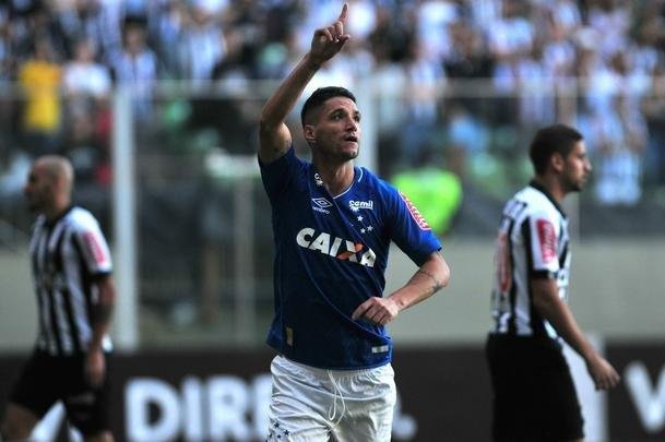 Thiago Neves colocou o Cruzeiro em vantagem no clssico: 1 a 0
