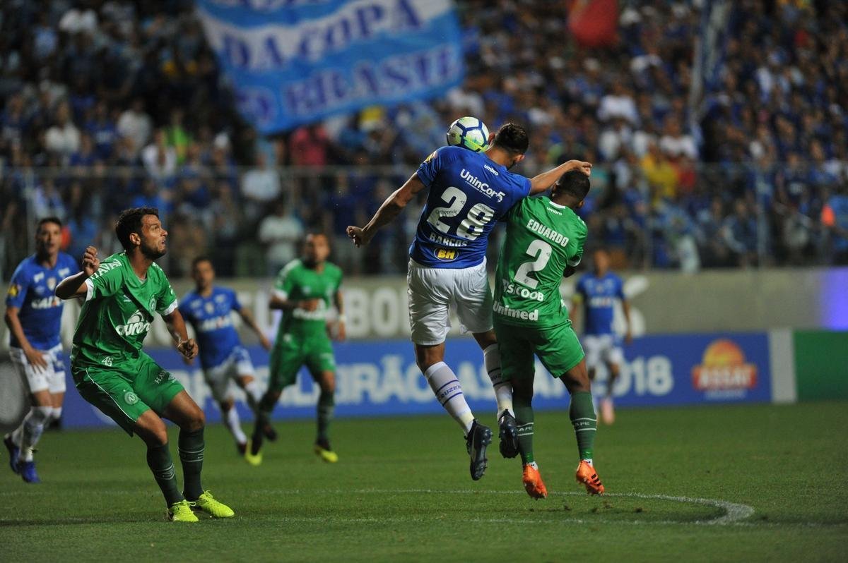 Com gols de Thiago Neves, Arrascaeta e Ded, Cruzeiro goleou a Chapecoense por 3 a 0