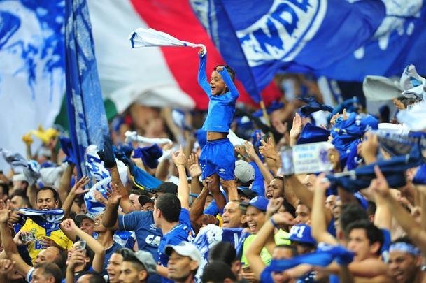 Torcida cruzeirense compareceu em bom nmero e empurrou time para vitria diante da La U