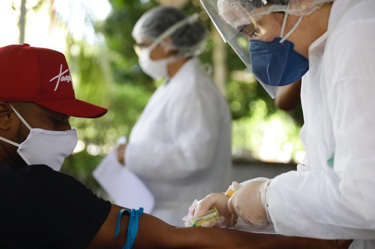 Iniciando o processo de retorno às atividades, o Sport realiza na manhã desta quinta-feira, na Ilha do Retiro. a testagem em todo o corpo de profissionais que terão acesso ao CT. Serão 93 exames da Covid-19 para jogadores, comissão técnica, funcionários e staff.