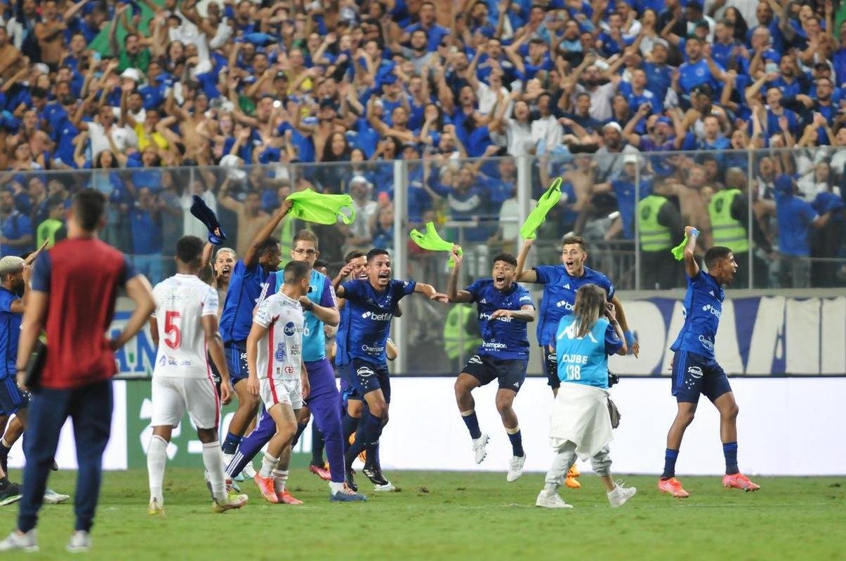 Comemorao de jogadores e torcedores do Cruzeiro pela vitria por 2 a 0 sobre o Nutico, nesta tera-feira (25), no Independncia. Time celeste se classificou s oitavas de final da Copa do Brasil