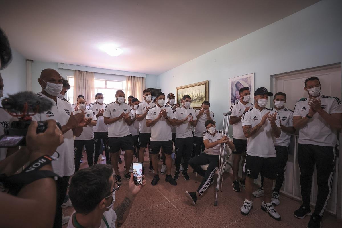 Jogadores do Atltico visitam Ncleo Assistencial Caminhos para Jesus