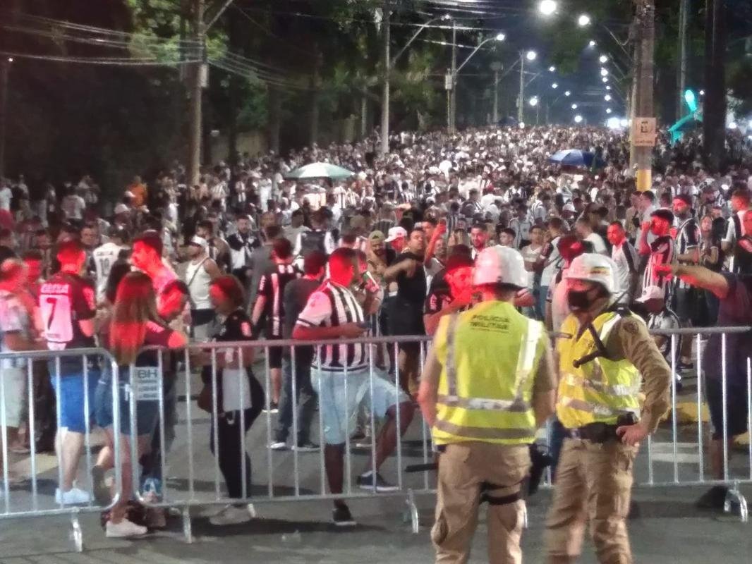 Atleticanos invadiram o Mineiro no jogo contra o Grmio e bateram recorde de pblico no Brasileiro; veja fotos do entorno do estdio antes da partida