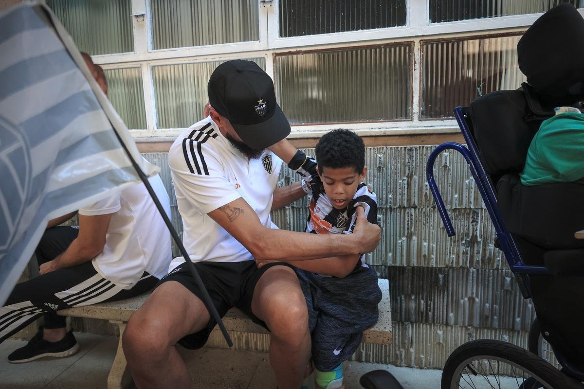 Jogadores do Atltico visitam Ncleo Assistencial Caminhos para Jesus