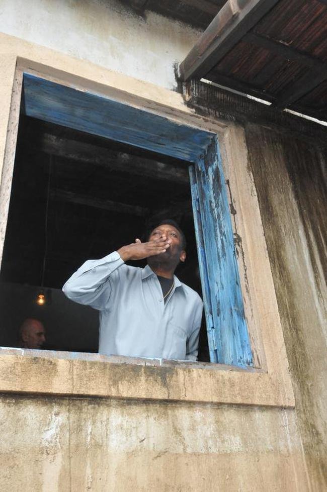 23/09/2012 - Pel visitou a casa onde viveu em Trs Coraes, chamada de Casa Pel. Na ida  cidade natal, o Rei do futebol e seu pai, Dondinho, foram homenageados tambm no Parque Joo Ramos do Nascimento (Parque Dondinho). Evento marcou as comemoraes dos 128 anos da cidade