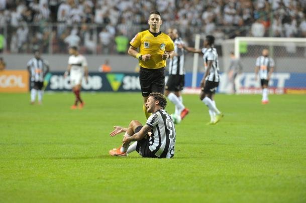 Galo derrotou Flamengo por 2 a 1 e assumiu provisoriamente a segunda posio no Brasileiro