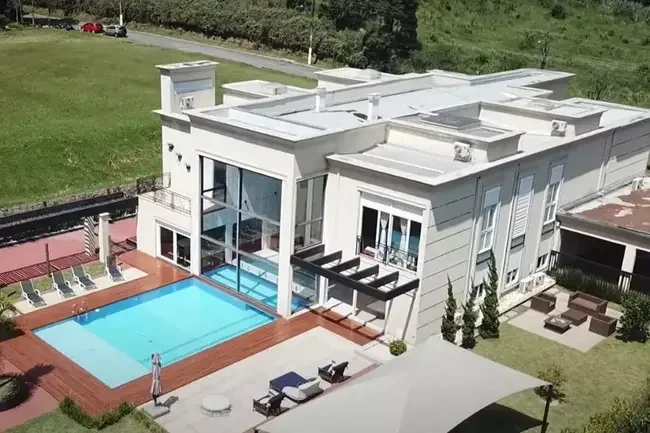 Imagens da manso em So Paulo que est  venda pelo atacante Luiz Adriano, do Internacional