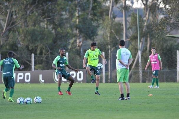 Depois de reunio com elenco e diretoria, Adilson Batista observou treino comandado por Drubscky no Amrica