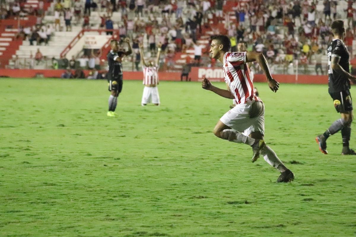 Thiago marca na vitória sobre o Botafogo-PB nos Aflitos. Timbu venceu a partida válida pela Série C por 2 a 1.