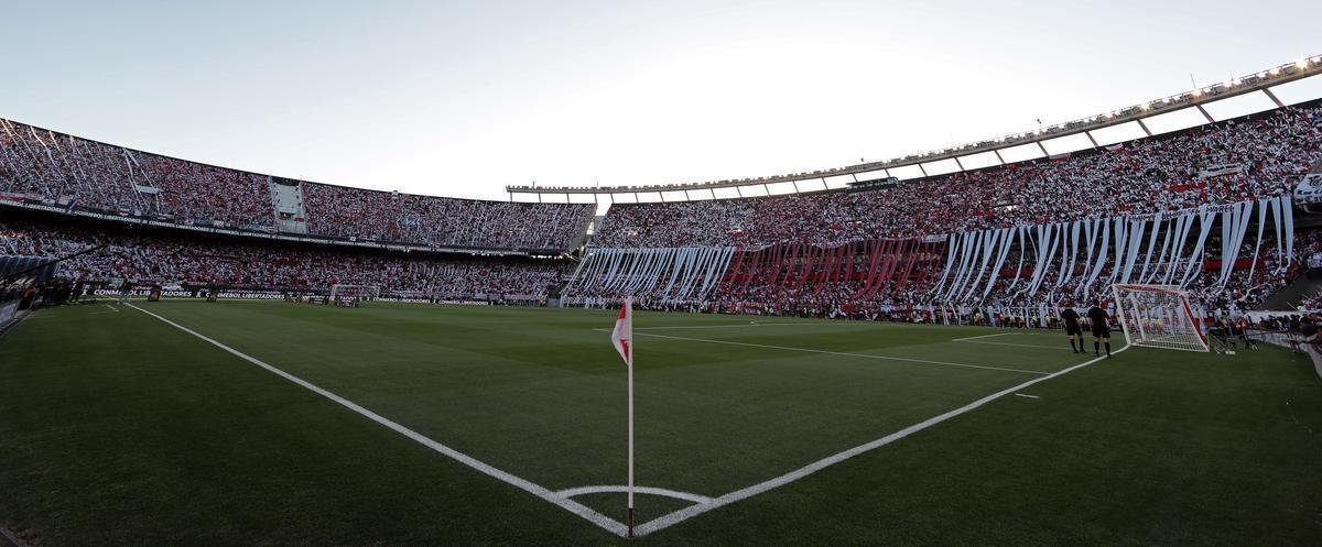 Torcedores do River Plate lotaram o Monumental e tiveram que voltar para casa frustrados