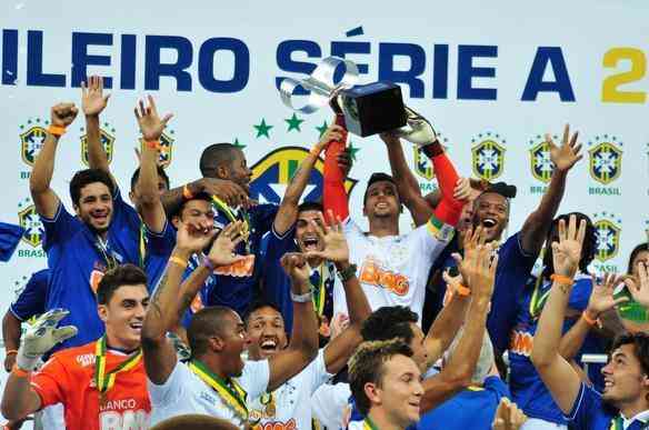 Mesmo com derrota para o Bahia, Cruzeiro fez festa e recebeu o trofu do Brasileiro