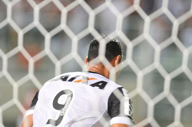 Depois de lances polmicos, Atltico confirmou vitria com gols de Rger Guedes e Ricardo Oliveira