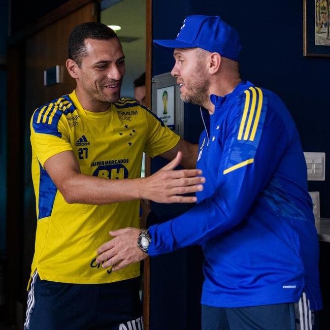 Mozart teve primeiro contato com jogadores do Cruzeiro nesta sexta-feira (11/06), na Toca da Raposa II