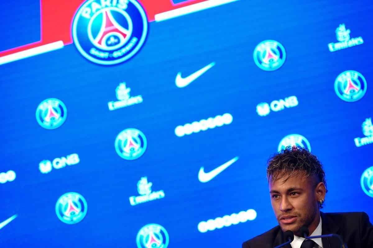 Imagens da apresentao de Neymar como grande reforo do Paris Saint-Germain 