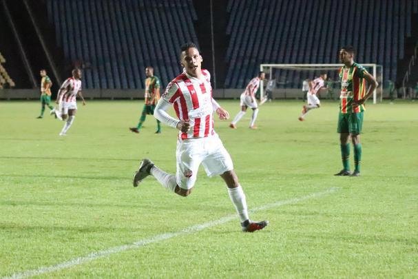 Thiago marcou o segundo gol na vitória do Náutico, por 2 a 0, diante do Sampaio Corrêa, em disputa da Série C do Campeonato Brasileiro