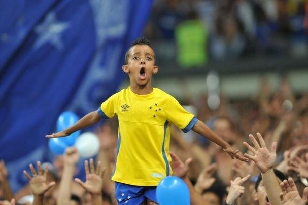 Depois da classificao diante do Palmeiras, jogadores e torcida do Cruzeiro festejaram no Mineiro a passagem  final da Copa do Brasil
