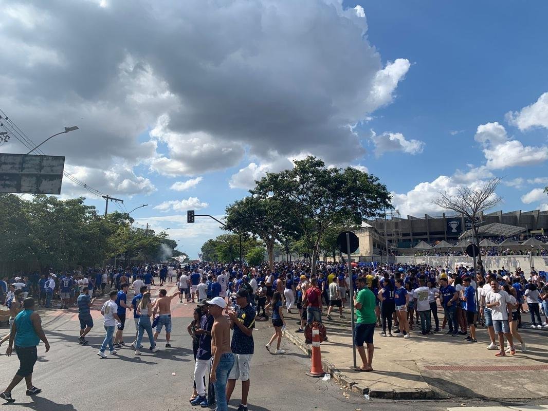 Chegada da torcida do Cruzeiro ao Mineir�o para a final do Campeonato Mineiro