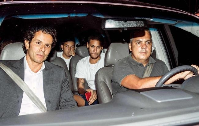 Neymar chegou ao Hospital Mater Dei, na Regi�o Centro-Sul de Belo Horizonte, na noite desta sexta-feira