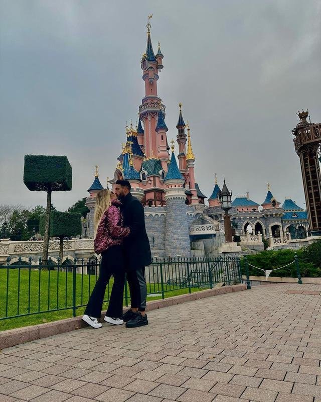 Nathan Silva na Frana com a namorada