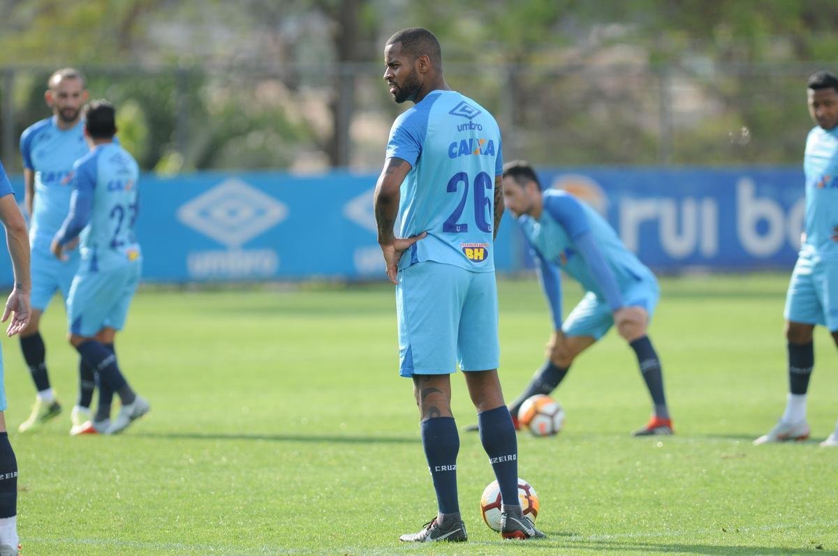 Mano Menezes voltou a fechar treino na Toca da Raposa II e permitiu imagens apenas do aquecimento. O certo  que o treinador voltar a contar com o Cruzeiro ideal diante do Boca Juniors, na quinta-feira, no Mineiro. Todos os atletas esto  disposio para duelo de volta das quartas de final da Libertadores